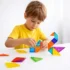 Niño jugando con fichas magnéticas para niños puzzle educativo de piezas geométricas disponible en Bogotá D.C. con envíos a Soacha, Chía, Zipaquirá, Cajicá, Funza y Mosquera