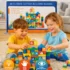 Niños jugando con bloques de construcción de madera educativos con letras y colores, desarrollando habilidades cognitivas y motricidad fina