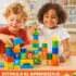 Niños jugando con bloques de construcción de madera educativos, desarrollando habilidades cognitivas, creatividad y motricidad fina