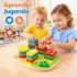 Niños pequeños jugando con juguete didáctico de figuras geométricas de madera, encajando piezas de colores para desarrollar habilidades cognitivas y motricidad fina.
