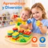 Niños pequeños jugando con juguete didáctico de figuras geométricas de madera, encajando piezas de colores para desarrollar habilidades cognitivas y motricidad fina.
