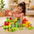 Niña jugando con bloques de construcción de madera educativos
