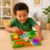 Niño jugando con rompecabezas Montessori de frutas educativo