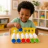 Niño jugando con huevos didácticos Montessori numéricos