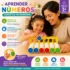 Madre e hija usando huevos didácticos numéricos educativos