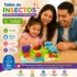 Familia jugando con tabla educativa de insectos Montessori