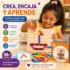 Niña jugando con tablero creativo Montessori de madera y piezas de ensamblaje