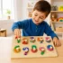 Niño jugando con rompecabezas Montessori de números de madera