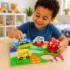 Niño utilizando juguete educativo de transporte Montessori