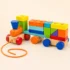 Tren Montessori de madera con bloques de colores