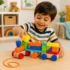 Niño usando tren educativo de bloques Montessori