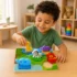 Niño jugando con rompecabezas Montessori de animales de madera
