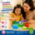 Niña jugando con puzzle Montessori de animales seguro y resistente