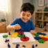 Niño armando engranajes didácticos educativos sobre tablero de aprendizaje