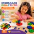 Niña jugando con engranajes didácticos educativos de colores