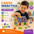 Niño jugando con casita didáctica de madera con formas y números