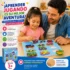 Familia aprendiendo con tabla encajable Montessori de vehículos