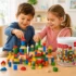 Niños jugando con bloques de construcción de madera Montessori