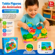 Niño jugando con tabla didáctica de animales del océano en madera