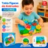 Niño jugando con tabla didáctica de animales del océano en madera