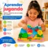 Niña aprendiendo con tabla educativa de animales marinos