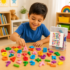 Niño aprendiendo vocabulario y reconocimiento de letras con juego educativo de madera Montessori.