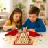Contenido completo del juego Funny Spelling con fichas de letras, soportes, reloj de arena y bolsa de almacenamiento.